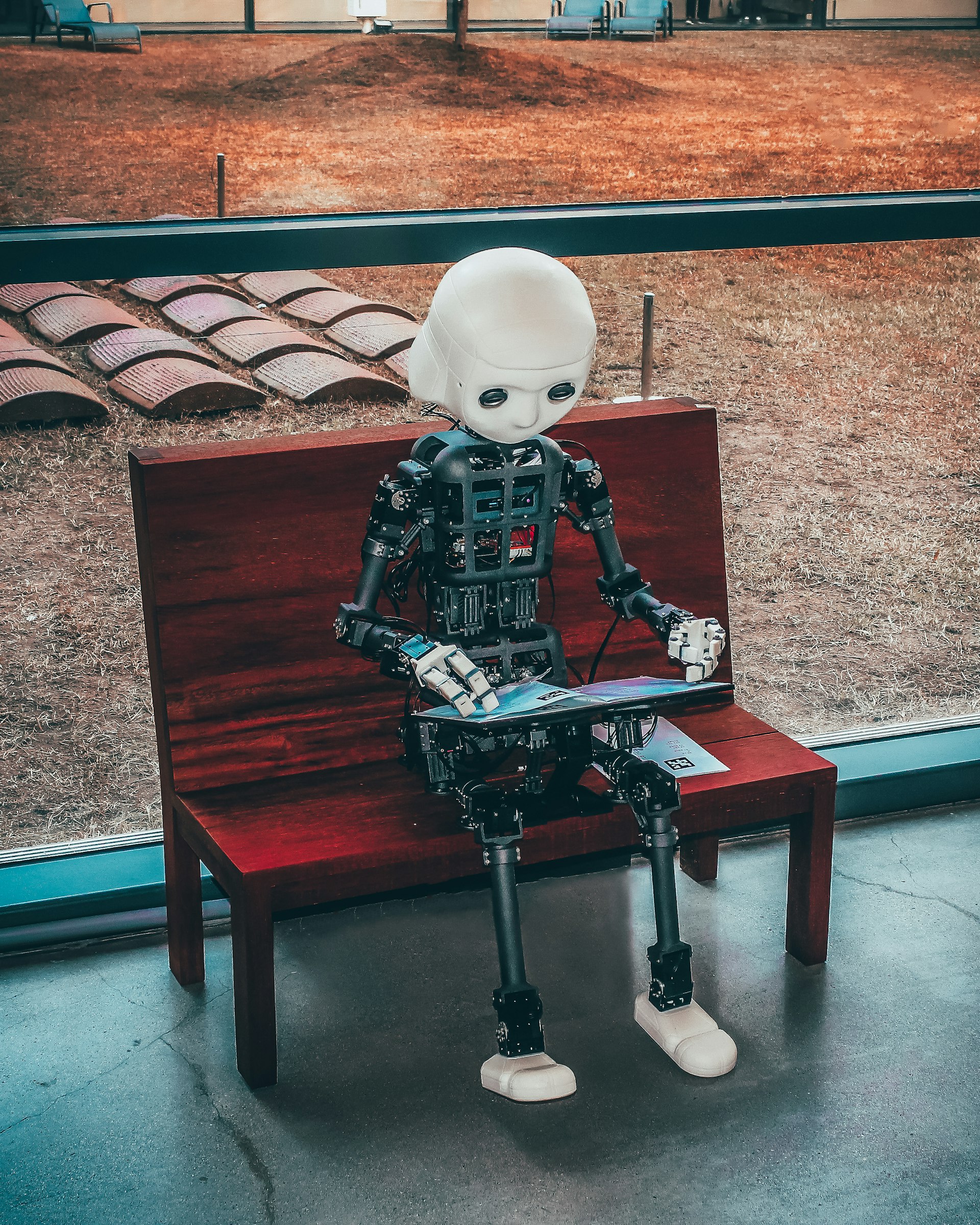 Intelligenza artificiale e automazione con robot e computer in ambiente futuristico