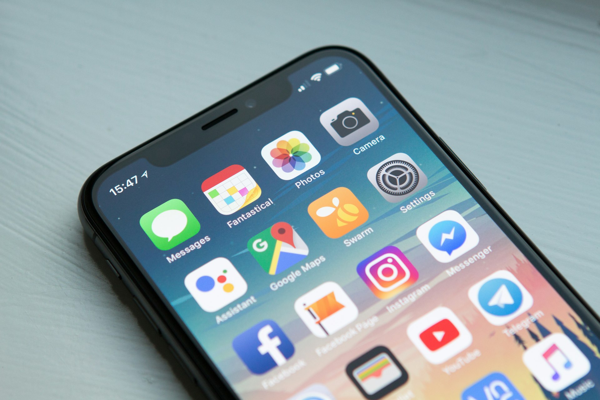 Designer che sviluppa app mobile su smartphone con interfaccia moderna