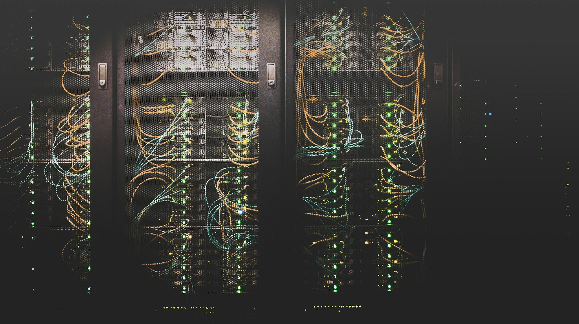 Server rack in data center professionale con LED blu e verdi